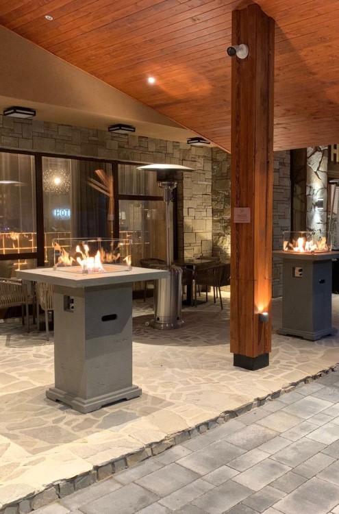 Gas-fire concrete fireplace integrated into the bar table
